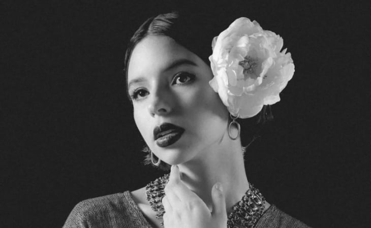 Ángela Aguilar luce labios negros, el tono ideal de la temporada 