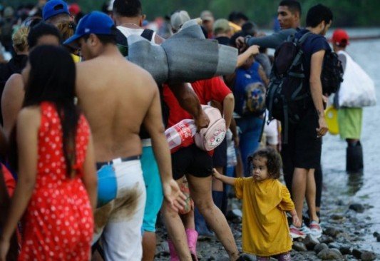 Gobierno de Texas: Detenciones de migrantes en la frontera con México alcanzaron cifras récord 