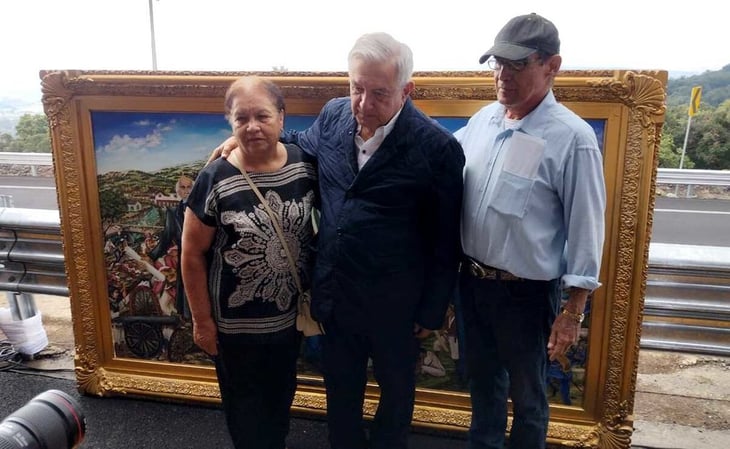 Regalan a AMLO pintura sobre 4T; lo ponen junto a Zapata, Juárez, Madero e Hidalgo