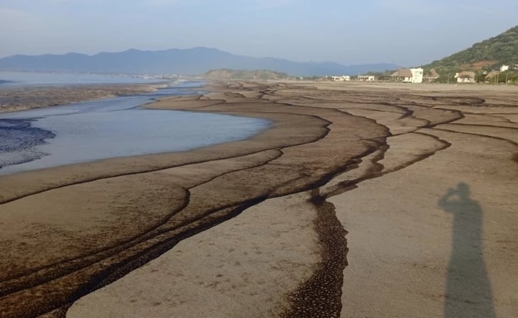 Por derrame de hidrocarburo, cierran tres playas al turismo y la pesca en Oaxaca