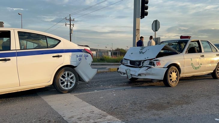 Par de taxistas protagonizan colisión en el Salinas de Gortari