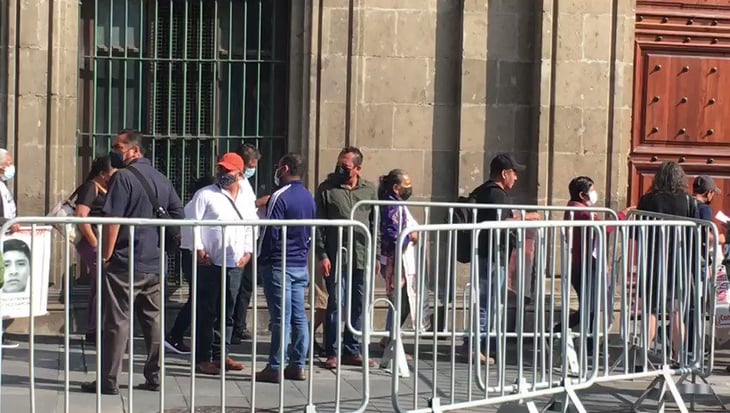 Llegan a Palacio Nacional familiares de los 43 normalistas de Ayotzinapa para reunión con AMLO