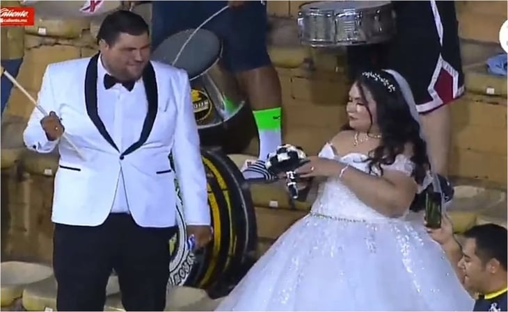 Novios celebran su boda durante partido de Dorados de Sinaloa