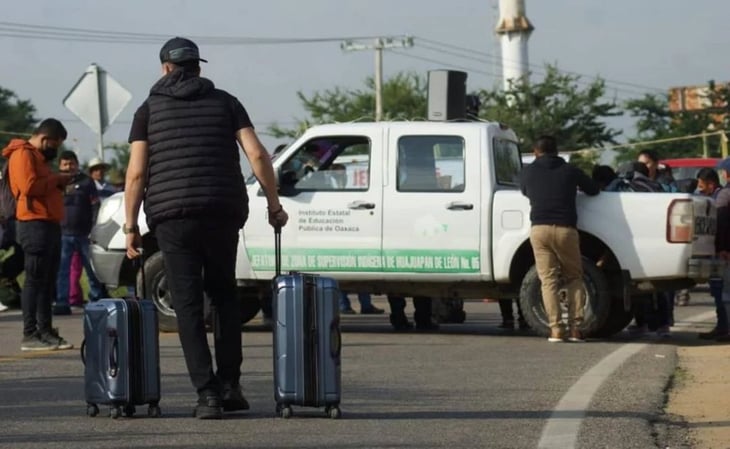 Bloquean acceso al Aeropuerto de Oaxaca; exigen 126 maestros para comunidades indígenas