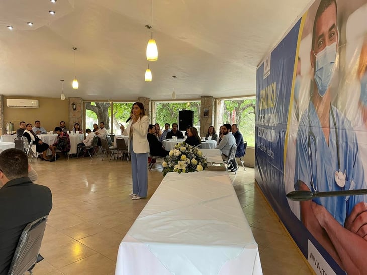  Alcaldesa de Múzquiz reconoce el esfuerzo de los médicos 