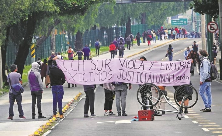 Alumnas del CCH Sur marchan rumbo a Rectoría en CU: exigen justicia por abuso sexual contra compañera 