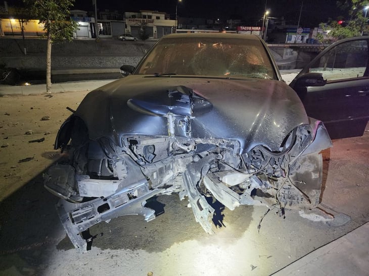 conductor estrella su auto contra luminaria en la Zona Centro