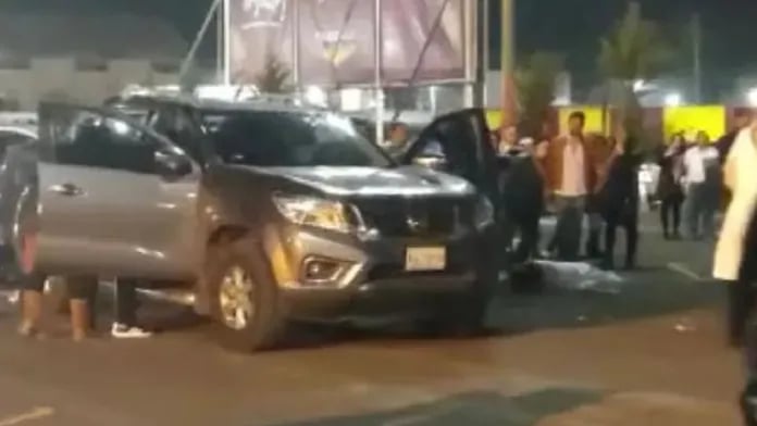 Conductor atropella a mujer durante riña (VIDEO)