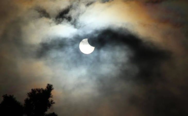 Las mejores fotos y videos del eclipse parcial de Sol de hoy