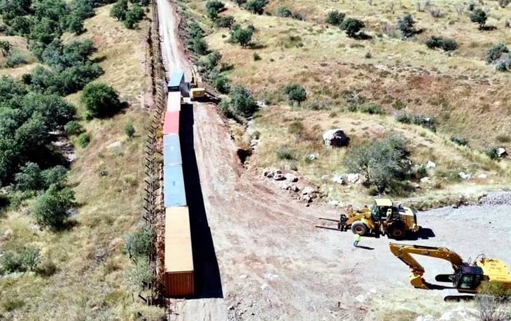 El gobierno de Arizona coloca más contenedores  en el muro fronterizo 