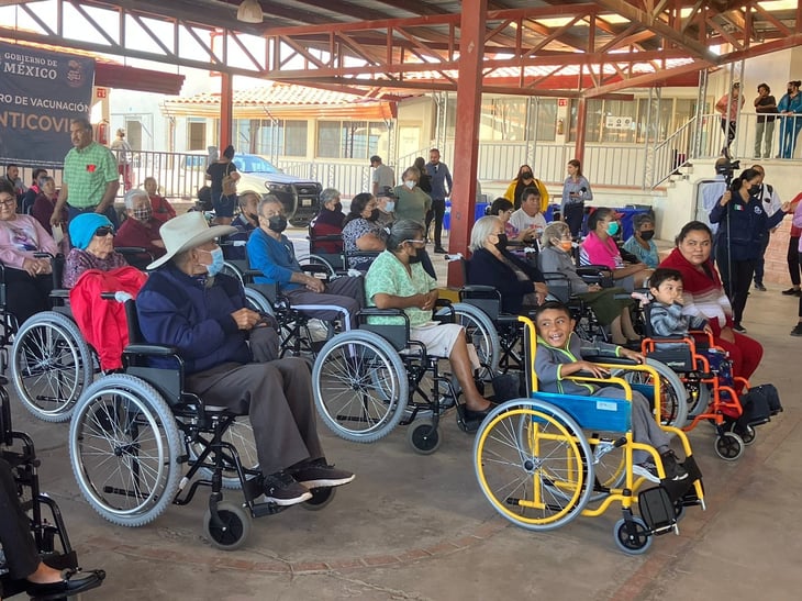 DIF Nacional dona 17 sillas de rueda a personas con discapacidad en Monclova