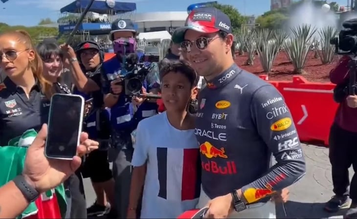 Checo Pérez cumple sueño a pequeño aficionado tras el Show Run de Red Bull