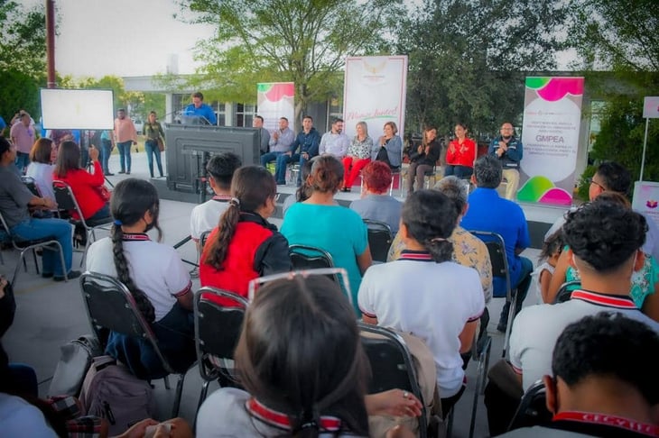 La alcaldesa Norma Treviño clausura la 'Feria de Salud Sexual' en Cecytec 