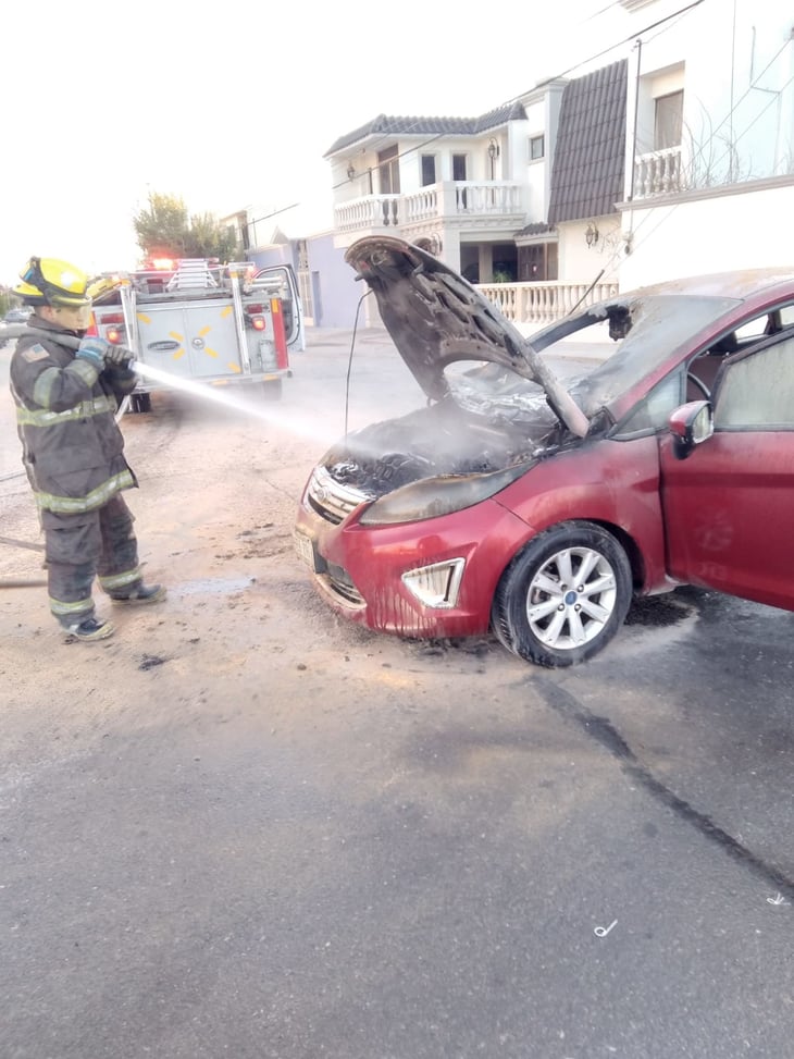 Auto arde en llamas por corto circuito en la colonia Los Pinos de Monclova 