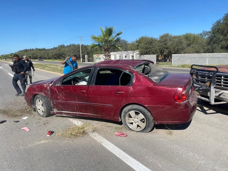 Familia resulta lesionada tras volcadura en la carretera Nava - Morelos