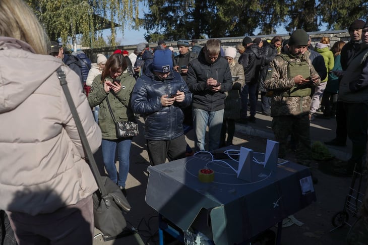 Prorrusos registran teléfonos móviles de ciudadanos en Zaporiyia