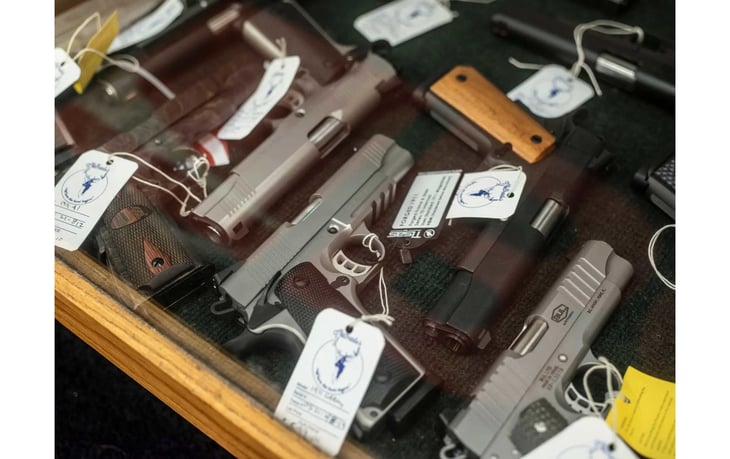Texas no exige permiso para usar armas; policías enfrentan un público armado 