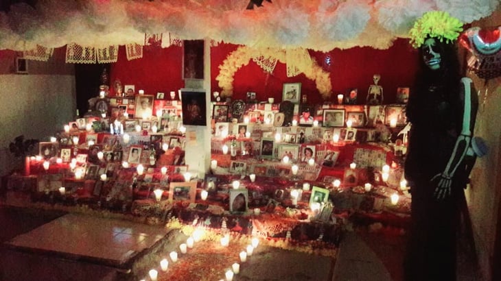 Ciudadanos optan por poner altares de muertos abiertos para todo el público