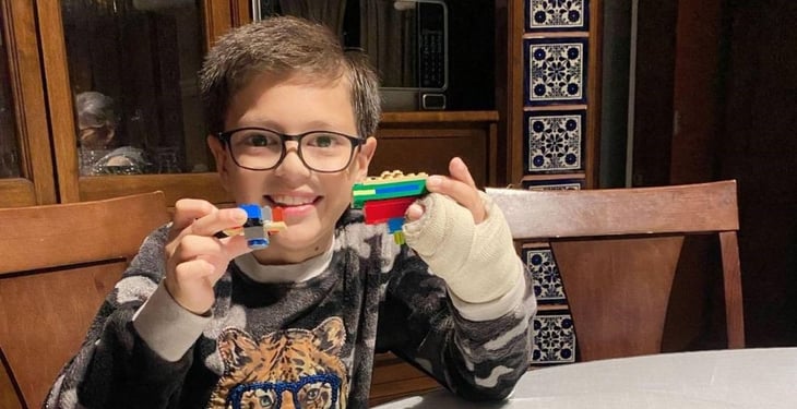 ¡Ingenio saltillense! Niño crea sus propios Beyblades con piezas Lego tras sufrir fractura