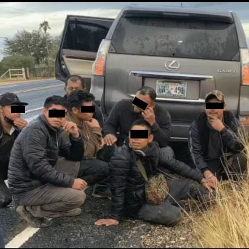 La Patrulla Fronteriza detiene a traficante con 10 indocumentados en un automóvil de lujo en Texas