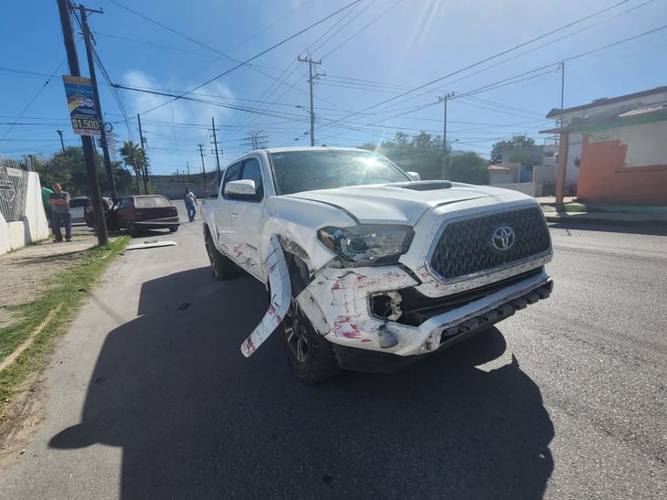 Chocan camioneta y auto en la colonia Obrera de Monclova 