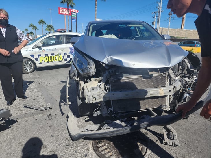 Apresurado conductor ignora alto y provoca choque en Monclova 
