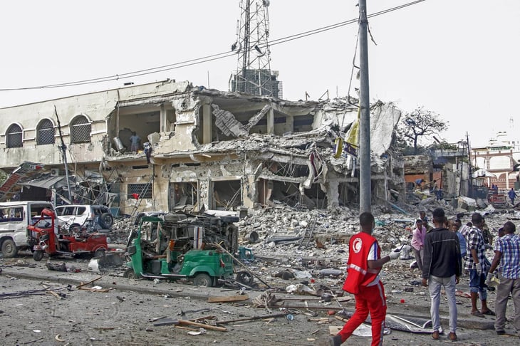  Dos explosiones sacuden la capital de Somalia, reportan varios muertos