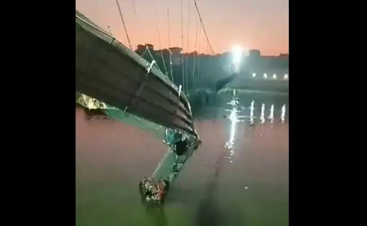 Colapsa puente colgante en India; hay al menos 35 muertos
