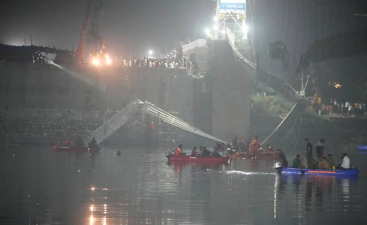 Suman 120 muertos por colapso de puente colgante en la India