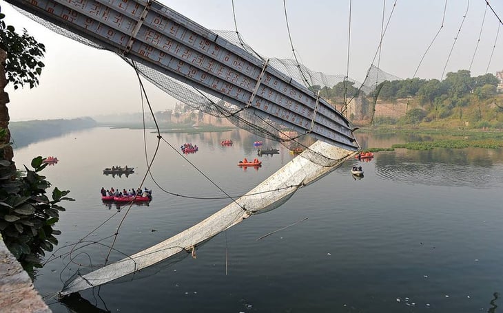 Nueve detenidos tras el colapso de un puente que dejó 134 muertos en la India