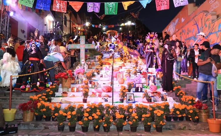 Instalan monumental altar de muertos y calaveras gigantes en Saltillo, Coahuila