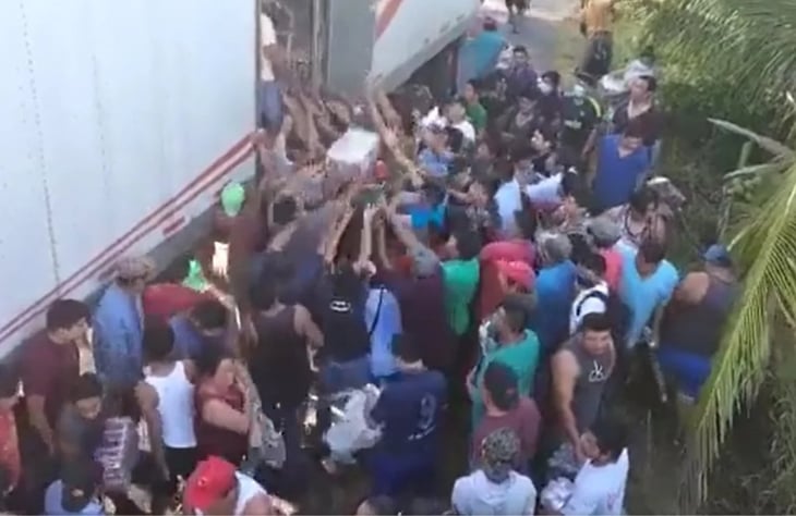 VIDEO: Vuelca tráiler y lugareños aprovechan para robar cerveza en Tabasco 
