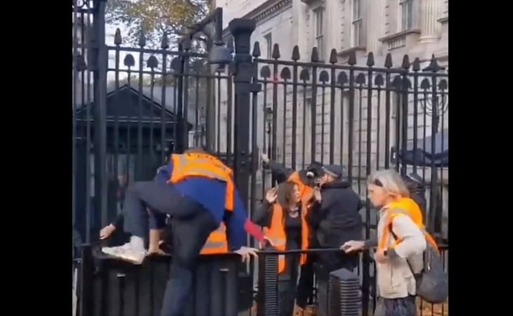 Activistas intentan escalar las rejas de Downing Street