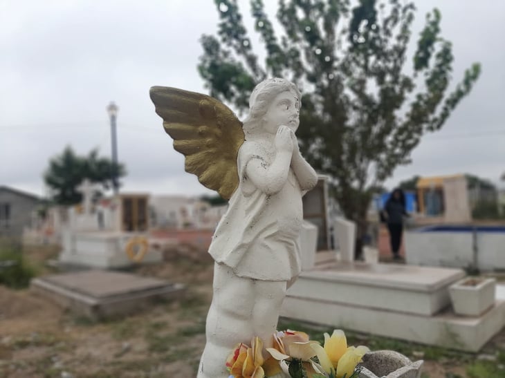 ‘Los angelitos’ del panteón Guadalupe reciben flores como cada año