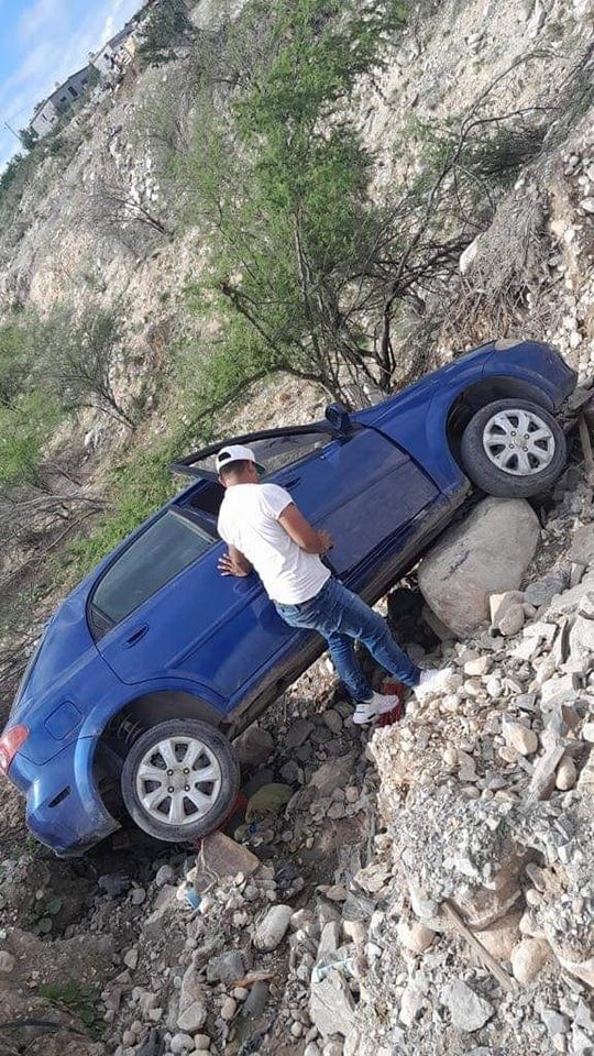 Auto cae en barranco en la colonia Lupita Murguía