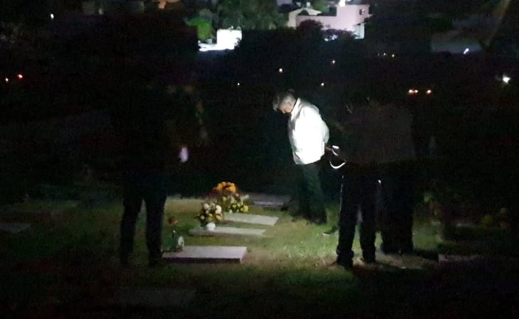 AMLO visita tumba de su primera esposa Rocío Beltrán Medina en Villahermosa