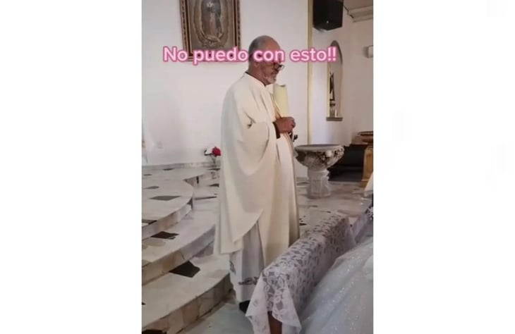 VIDEO: Cura de Coahuila se enoja porque graban misa y deja plantados a novios en el altar 