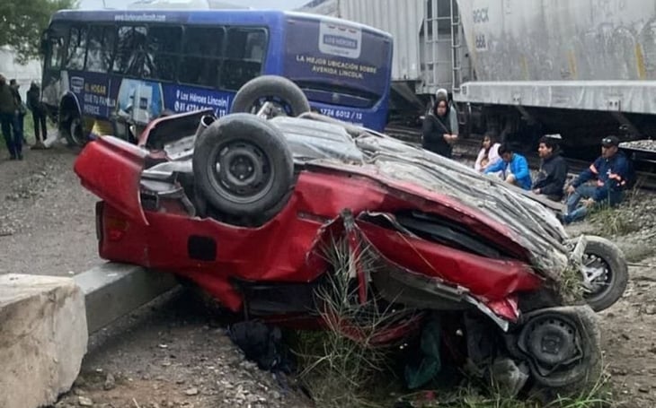 Tren impacta vehículos en NL; hay un muerto y 19 heridos 
