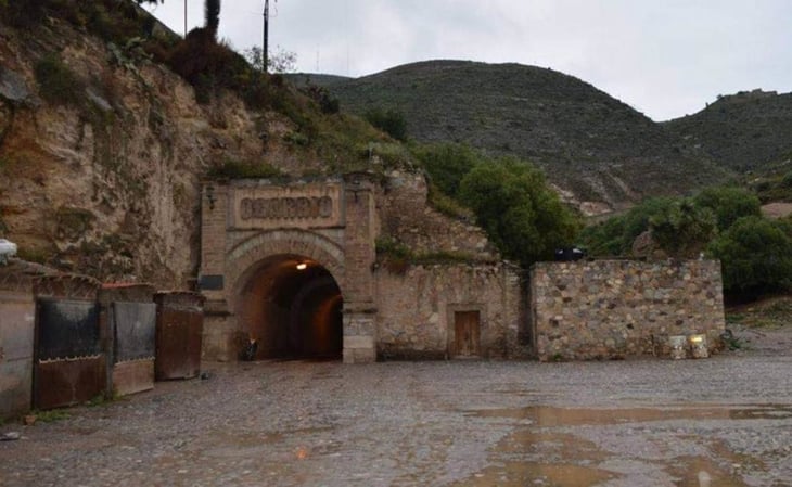 Turistas se quedan varados en Real de Catorce por pleito entre transportistas; bloquean túnel Ogarrio