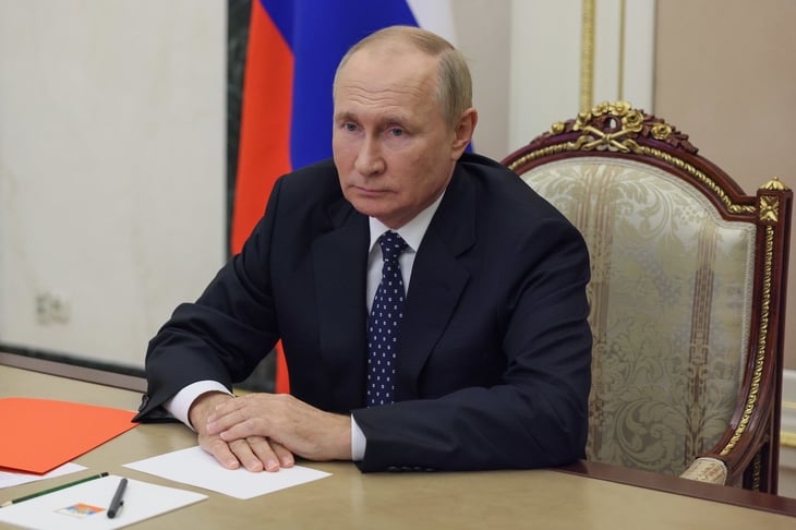  Manos de Putin revelan un problema de salud grave, según exgeneral británico
