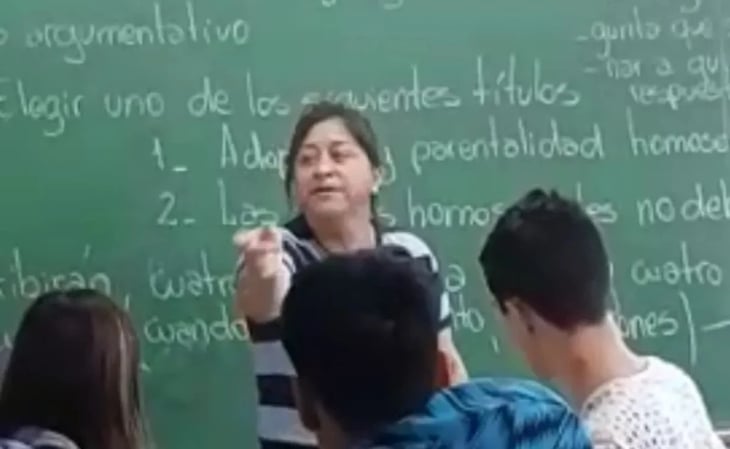 '¿Qué te pasa?': madre irrumpe en salón de clases y golpea a alumno que le hacía bullying a su hijo