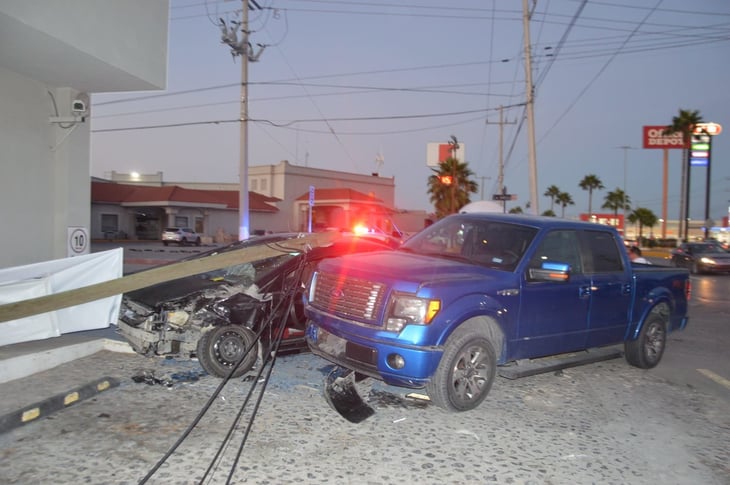 Auto y camioneta chocan y derriban poste en el Fraccionamiento La Salle de Monclova