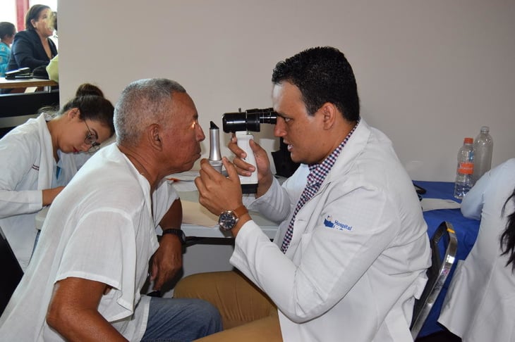 DIF Monclova realiza valoración para cirugía de catarata 