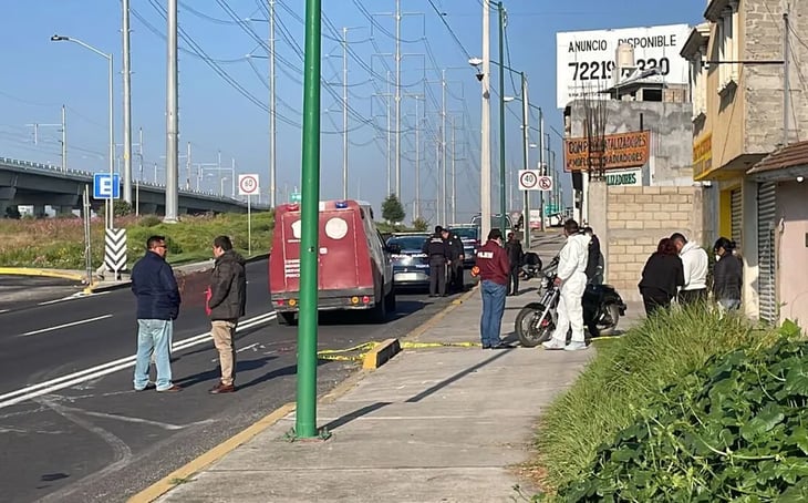 Hallan a motociclista muerto sobre vialidad Las Torres, en Toluca; no saben qué pasó