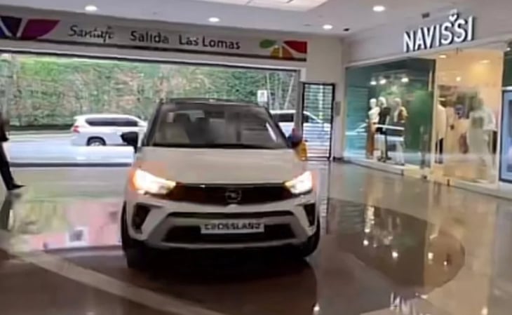 Video TikTok: Así meten los autos a los centros comerciales