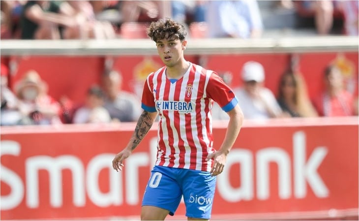 Jordan Carrillo juega su primer partido como titular en el Sporting de Gijón