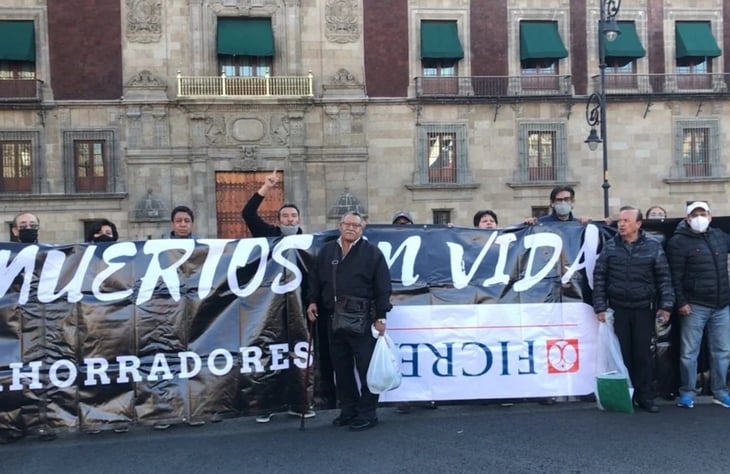 Ahorradores de Ficrea protestan en Palacio Nacional; piden a AMLO intervenir para recuperar sus ahorros