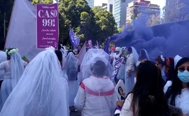 Mujeres del colectivo 992, se manifiestan vestidas de novias en el Ángel de la Independencia