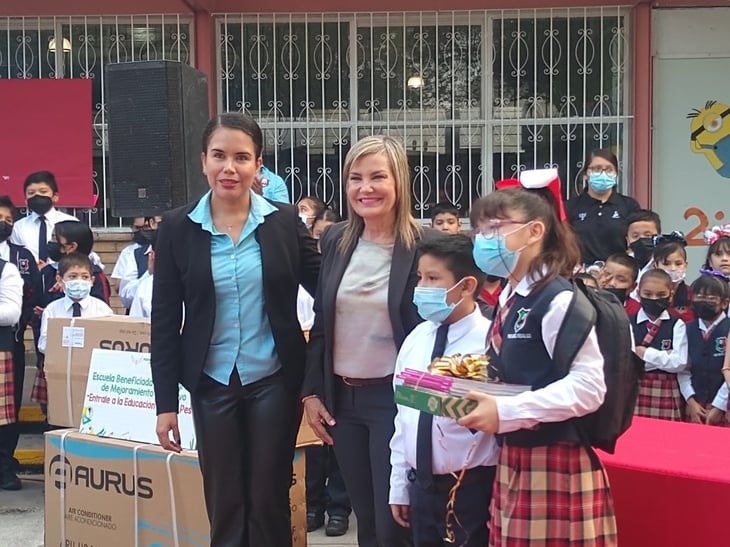 Alcaldesa de Piedras Negras realiza saludo a la bandera en la escuela “Miguel Hidalgo” 