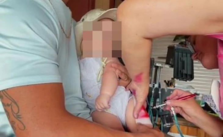 Un padre llevó a su bebé a tatuar y desató furia en las redes